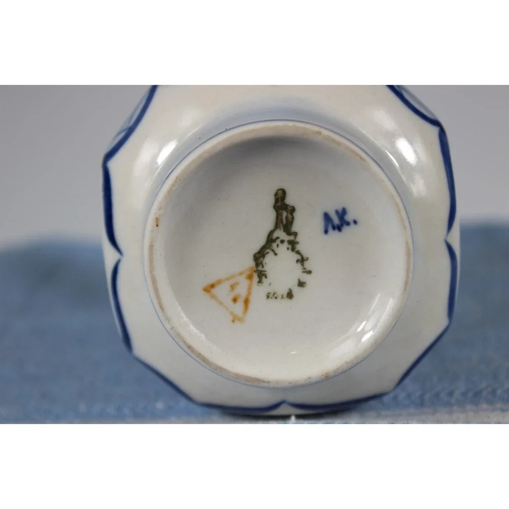 Gzhel Vase VTG Handmade Porcelain Blue/White 5,75 in Tall Signed